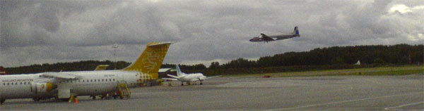Red Bulls DC-6 över Bromma. Fotograf: Ata Özcan