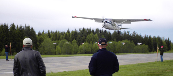 SE-GMD flyger över hindret 50 meter från nollpunkten