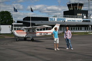 Kort bensträckare på en sömnig Borlänge-flygplats. Foto: Emil Almestad