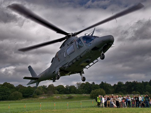 Försvarsmakten visade upp lite häftig flygning med en av sina senaste helikoptrar.