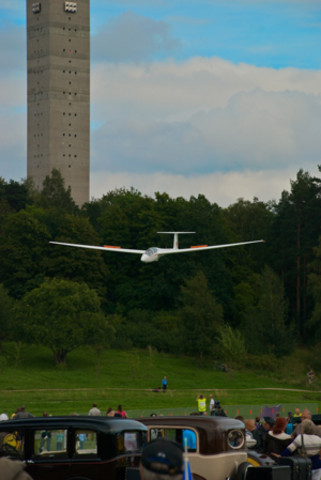 Ett segelflygplan på väg in för landning efter att ha genomfört en hisnande avancerad flygning över Gärdet.